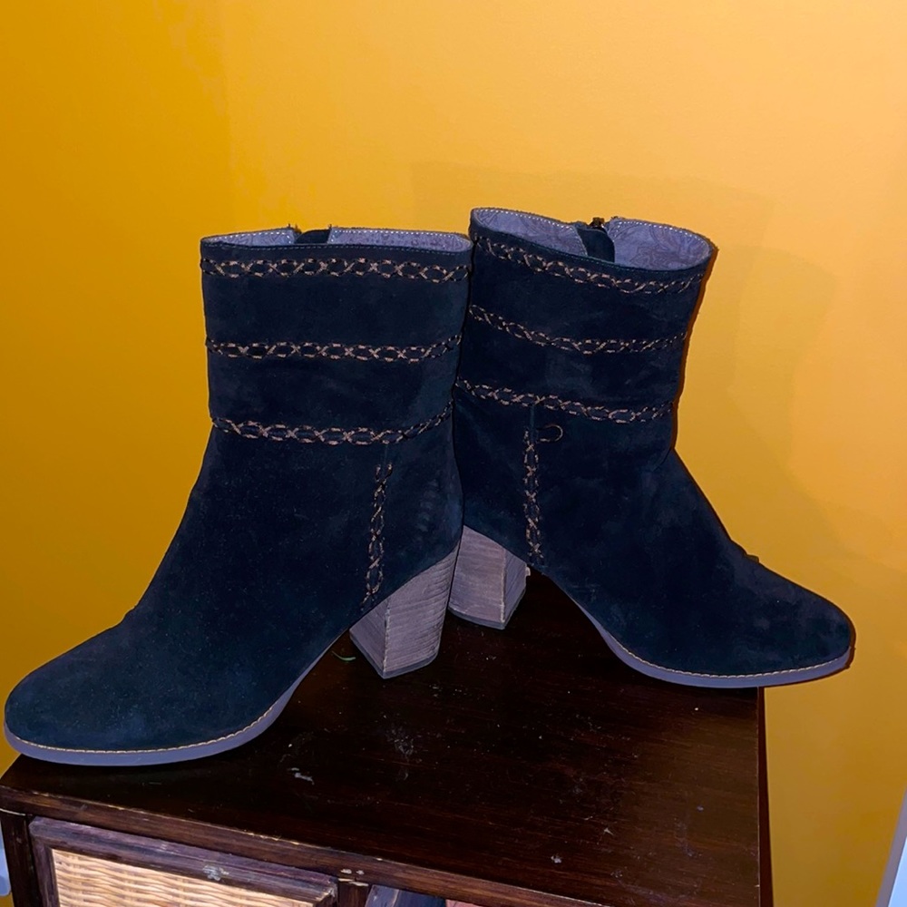 Band of Gypsies barely worn black heeled booties size 8